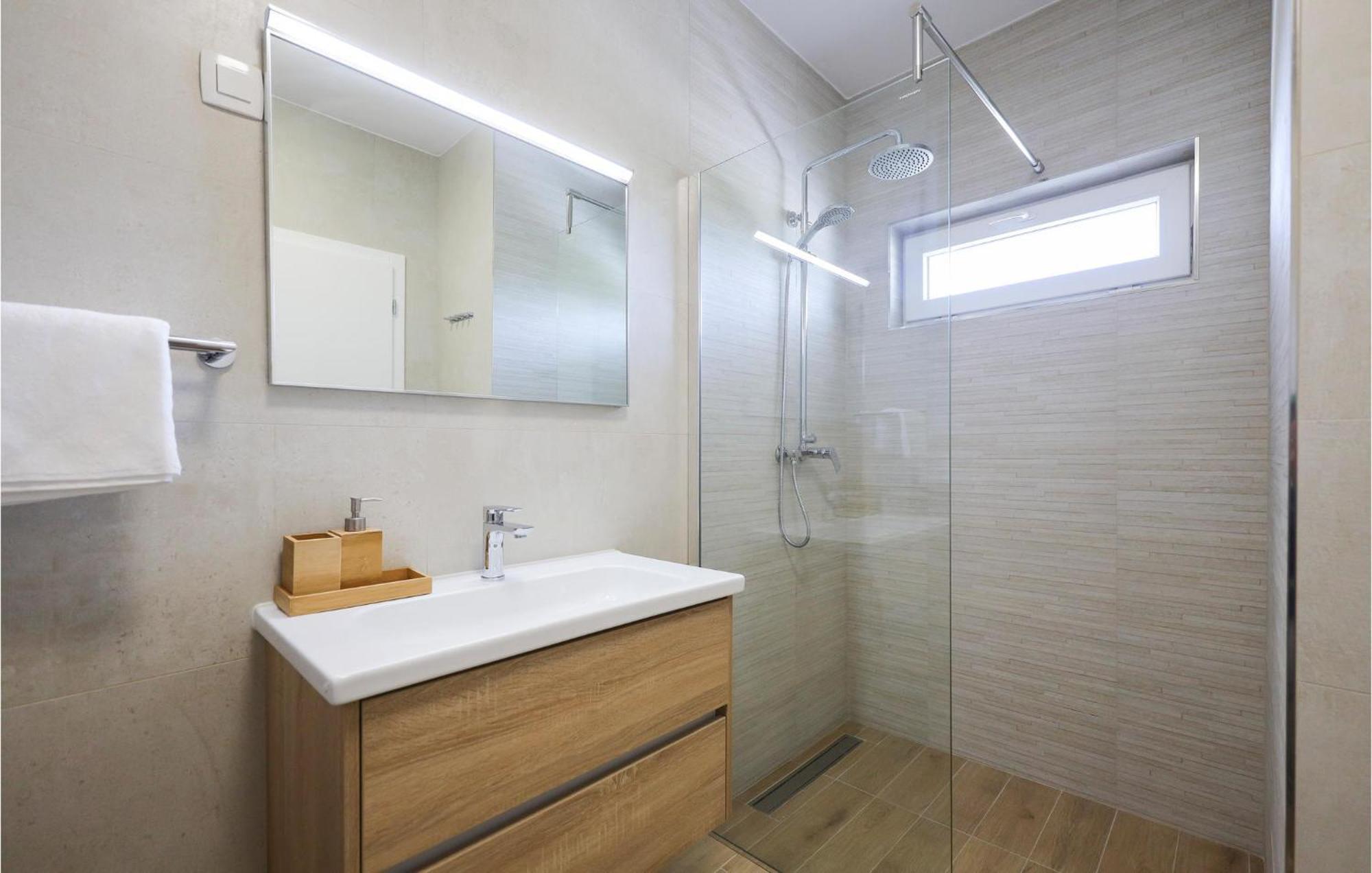 Stunning Home In Vrsi With Kitchen Экстерьер фото