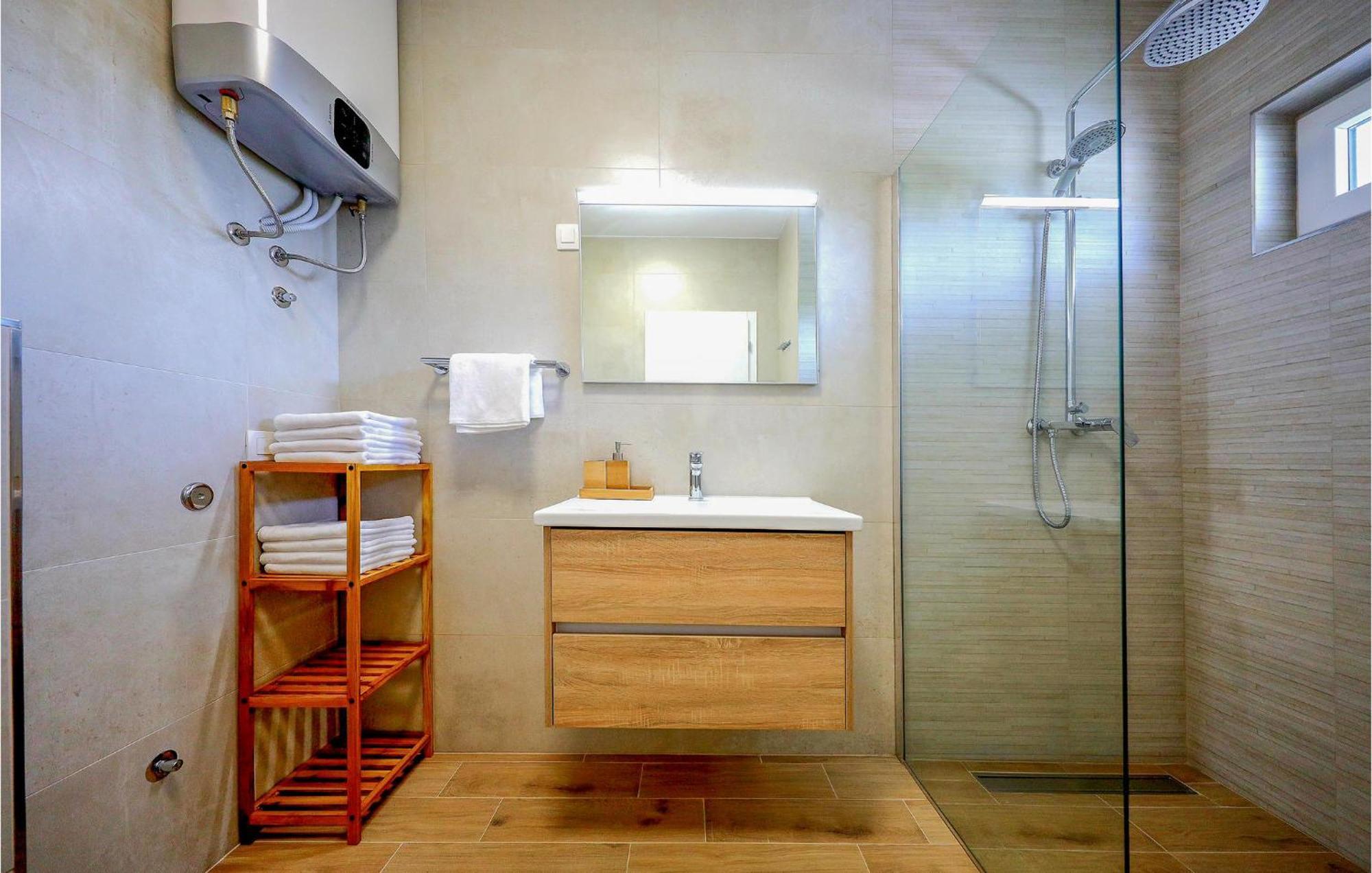 Stunning Home In Vrsi With Kitchen Экстерьер фото